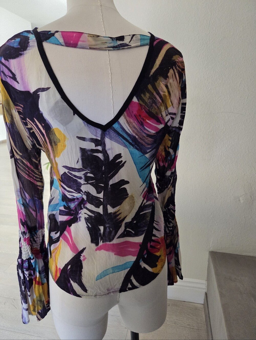 Chick V-Neck Multicolor Abstract Print Top